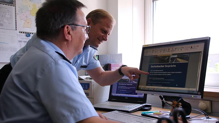 Facebook ist im Dienst zwar tabu, ansonsten gehört auch für Pressesprecher Hilmar Heppt (l.) und Ralf Wiegand der PC zum Alltag.  Foto: Teresa Hirschberg       -  Facebook ist im Dienst zwar tabu, ansonsten gehört auch für Pressesprecher Hilmar Heppt (l.) und Ralf Wiegand der PC zum Alltag.  Foto: Teresa Hirschberg