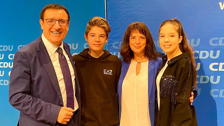 Auch die Familie gratulierte Wolfgang Reinhart (links) zu seiner erneuten Aufstellung als Direktkandidat für die kommende Landtagswahl 2021 Auch die Familie gratulierte Wolfgang Reinhart (links) zu seiner erneuten Aufstellung als Direktkandidat für die kommende Landtagswahl 2021