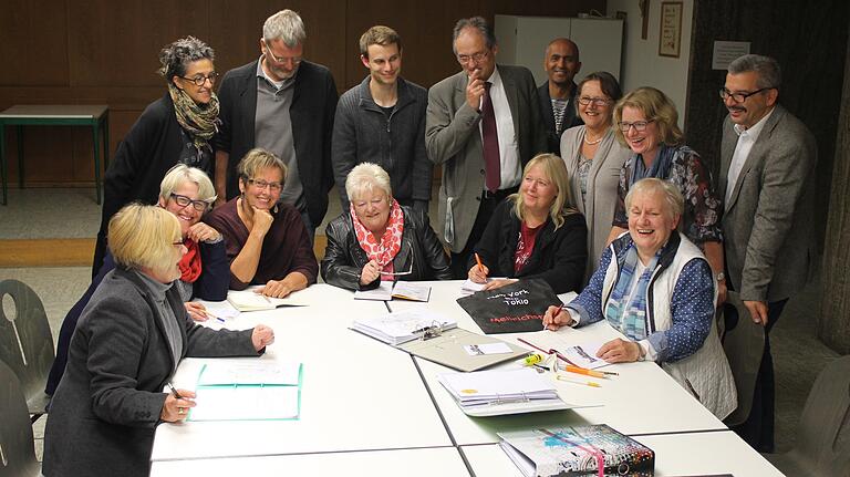 Viele Mellrichstädter wollten bei der Flüchtlingsarbeit mithelfen (Bild von einem der ersten Treffen des Solidaritätsteams). Viele Mellrichstädter wollten bei der Flüchtlingsarbeit mithelfen (Bild von einem der ersten Treffen des Solidaritätsteams). 