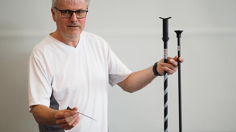 Blasrohrschießen in Oerlenbach - Jürgen Reith vom SV Eltingshausen präsentiert sein Wettkampf-Blasrohr samt der dazugehörigen Pfeile. Blasrohrschießen in Oerlenbach - Jürgen Reith vom SV Eltingshausen präsentiert sein Wettkampf-Blasrohr samt der dazugehörigen Pfeile.