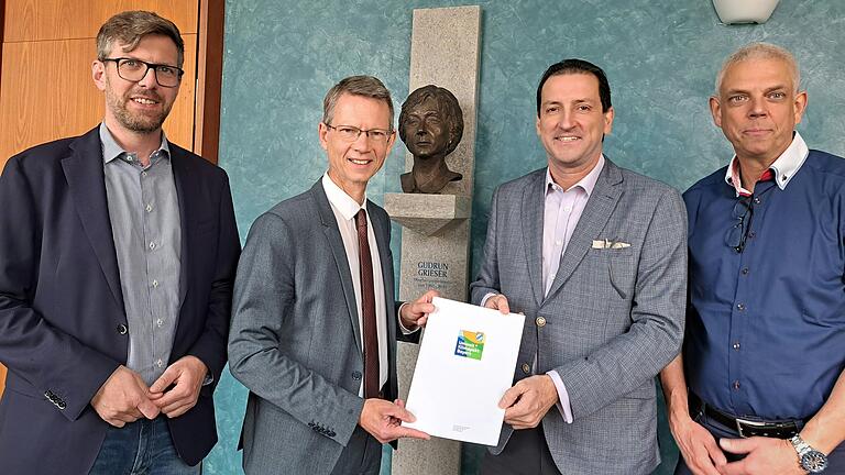 Oberbürgermeister Sebastian Remelé überreichte laut einer Pressemitteilung der Stadt gemeinsam mit dem städtischen Umweltreferenten Jan von Lackum der Bosch Rexroth AG eine Urkunde über die erfolgreiche Teilnahme am Umwelt- und Klimapakt Bayern. Im Bild (v.l.): Ordnungsreferent Jan von Lackum, Oberbürgermeister Sebastian Remelé, Pablo Catalán, Standortleiter der Bosch Rexroth AG und Dirk Hartmann, Leiter Arbeitssicherheit, Brand- u. Umweltschutz der Bosch Rexroth AG . Oberbürgermeister Sebastian Remelé überreichte laut einer Pressemitteilung der Stadt gemeinsam mit dem städtischen Umweltreferenten Jan von Lackum der Bosch Rexroth AG eine Urkunde über die erfolgreiche Teilnahme am Umwelt- und Klimapakt Bayern. Im Bild (v.l.): Ordnungsreferent Jan von Lackum, Oberbürgermeister Sebastian Remelé, Pablo Catalán, Standortleiter der Bosch Rexroth AG und Dirk Hartmann, Leiter Arbeitssicherheit, Brand- u. Umweltschutz der Bosch Rexroth AG .