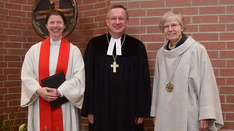 Schwanberg-Pfarrerin Esther Zeiher (von links) hielt den bei der 75-Jahr-Feier der Communität Casteller Ring den Festgottesdienst, Landesbischof Christian Kopp predigte, und Priorin Schwester Ursula Buske moderierte. Schwanberg-Pfarrerin Esther Zeiher (von links) hielt den bei der 75-Jahr-Feier der Communität Casteller Ring den Festgottesdienst, Landesbischof Christian Kopp predigte, und Priorin Schwester Ursula Buske moderierte.