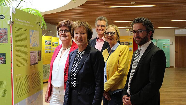 Bei der Ausstellungseröffnung „Zisterziensische Klosterlandschaften in Mitteleuropa“ im Landratsamt Schweinfurt (von links): LAG-Vorsitzende Edeltraud Baumgartl, stellvertretende Landrätin Christine Bender, Regionalmanager Ulfert Frey und die beiden Schöpfer der Ausstellung Birgit Kastner und Thomas Büttner Bei der Ausstellungseröffnung „Zisterziensische Klosterlandschaften in Mitteleuropa“ im Landratsamt Schweinfurt (von links): LAG-Vorsitzende Edeltraud Baumgartl, stellvertretende Landrätin Christine Bender, Regionalmanager Ulfert Frey und die beiden Schöpfer der Ausstellung Birgit Kastner und Thomas Büttner