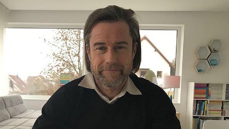 Buch statt Ball: Landesliga-Trainer Oliver Kröner unterrichtet als Lehrer an der Mittelschule Bad Königshofen. Buch statt Ball: Landesliga-Trainer Oliver Kröner unterrichtet als Lehrer an der Mittelschule Bad Königshofen.