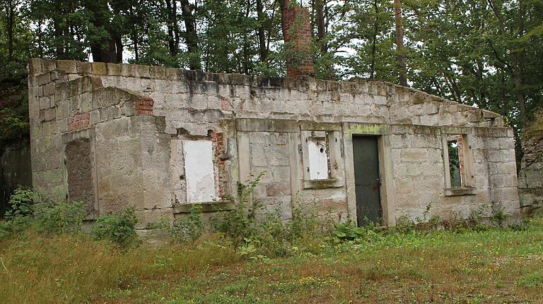 Die Überreste einer alten „Steinhauerhütte“, die als kleines Besucherzentrum mit Ausstellungsraum umgebaut werden soll. Die Überreste einer alten „Steinhauerhütte“, die als kleines Besucherzentrum mit Ausstellungsraum umgebaut werden soll.