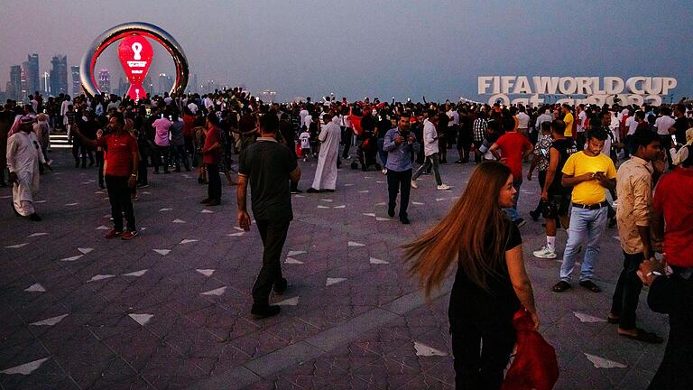 Menschen fotografieren vor der offiziellen Countdown-Uhr für die Fussball-WM an der Corniche von Doha. Menschen fotografieren vor der offiziellen Countdown-Uhr für die Fussball-WM an der Corniche von Doha.