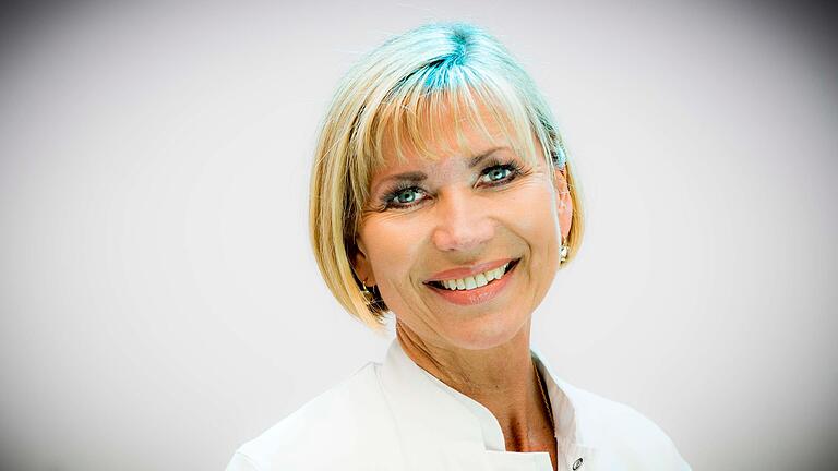 Die Ärztin Dr. Susanne Wiebecke verschreibt in ihrer Praxis in Würzburg auch das prophylaktische Medikament gegen eine Infektion mit dem HI-Virus. Sie betont, wie wichtig die regelmäßigen Gesundheitskontrollen sind. Die Ärztin Dr. Susanne Wiebecke verschreibt in ihrer Praxis in Würzburg auch das prophylaktische Medikament gegen eine Infektion mit dem HI-Virus. Sie betont, wie wichtig die regelmäßigen Gesundheitskontrollen sind.