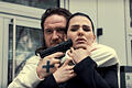 Testo.jpeg       -  Streaming-Tipps für Februar 2024: Stulle (Frederick Lau) droht in der neuen Serie 'Testo' die Geisel Vanessa (Ruby O. Fee) zu erschießen.