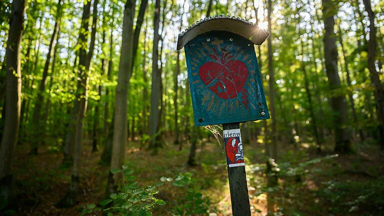 Unterwegs im Landkreis Bad Kissingen: Über den sogenannten Fünf-Wunden-Weg geht es zum Terzenbrunn.