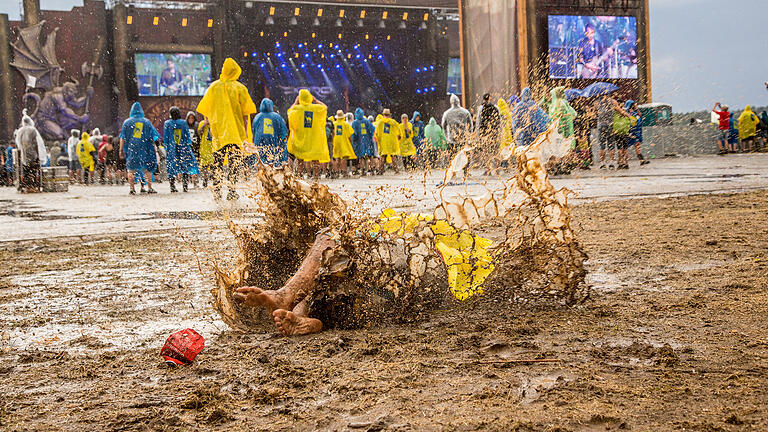 Summer Breeze: 40.000 Fans bei Deutschlands zweitgrößtem Metal-Festival - Super Stimmung trotz Regen am Freitag: 40.000 Menschen feiern beim Summer Breeze in Dinkelsbühl eine fette Metal-Party. Summer Breeze: 40.000 Fans bei Deutschlands zweitgrößtem Metal-Festival - Super Stimmung trotz Regen am Freitag: 40.000 Menschen feiern beim Summer Breeze in Dinkelsbühl eine fette Metal-Party.