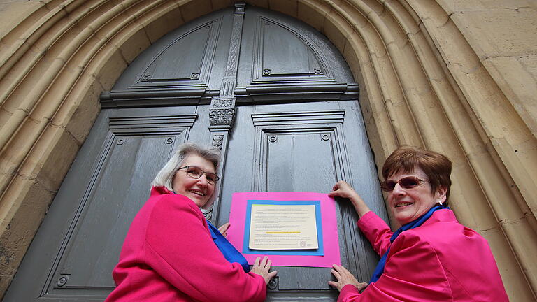 Protestaktion 'Maria 2.0', auch die Vorstandsmitglieder Karin Post-Ochel (links) und Erika Michelsen vom Katholischen Frauenbund in Kitzingen machen mit. Hier hängen sie in der katholischen Stadtkirche St. Johannes Thesen der Aktion.