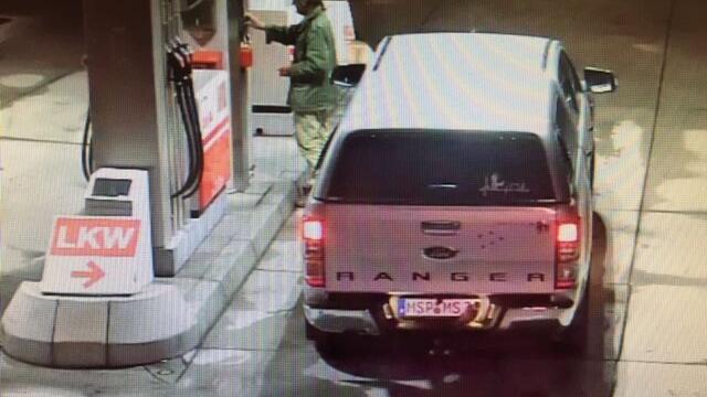 Der Turmfalke als blinder Passagier auf dem Trittbrett von Erich Schrötz' Wagen, aufgenommen von der Überwachungskamera der Avia-Tankstelle der Firma 'J. Knittel Söhne' im Hofweg in Gemünden. Der Turmfalke als blinder Passagier auf dem Trittbrett von Erich Schrötz' Wagen, aufgenommen von der Überwachungskamera der Avia-Tankstelle der Firma 'J. Knittel Söhne' im Hofweg in Gemünden.