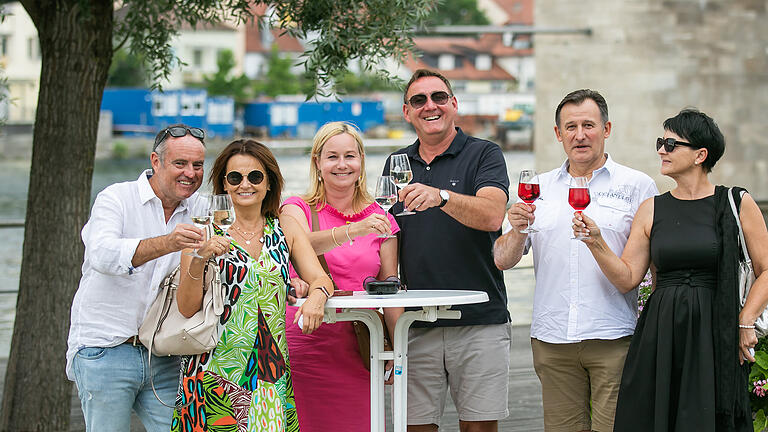Viele Schoppentrinker verweilen am Samstag 01.08.20 beim StadtSchoppen in Kitzingen.