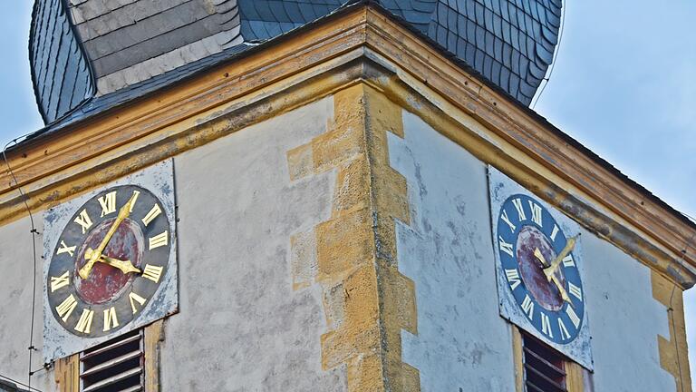 Die Turmuhr an der evangelischen Kirche in Sulzdorf steht seit zwei Jahren still. Jetzt soll sie repariert werden. Die Turmuhr an der evangelischen Kirche in Sulzdorf steht seit zwei Jahren still. Jetzt soll sie repariert werden. 