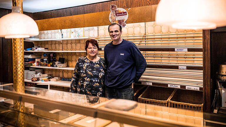 Die Auslage bleibt künftig leer: Die Konditorei und Bäckerei Finger hat den Betrieb nach 137 Jahren eingestellt. Für die Geschwister Karen Finger und Manfred Finger kein leichtes Unterfangen. Die Auslage bleibt künftig leer: Die Konditorei und Bäckerei Finger hat den Betrieb nach 137 Jahren eingestellt. Für die Geschwister Karen Finger und Manfred Finger kein leichtes Unterfangen.