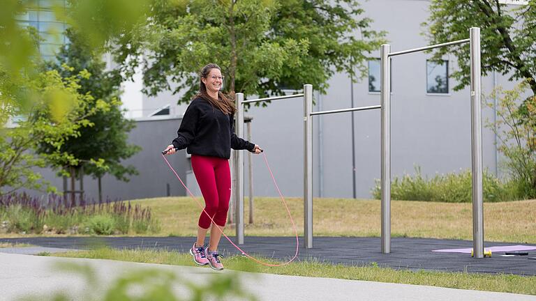 Die Trainingsstationen in der 'Grünen Mitte Zellerau' halten Übungen für Kraft, Gleichgewicht und Beweglichkeit bereit. Die Trainingsstationen in der 'Grünen Mitte Zellerau' halten Übungen für Kraft, Gleichgewicht und Beweglichkeit bereit.