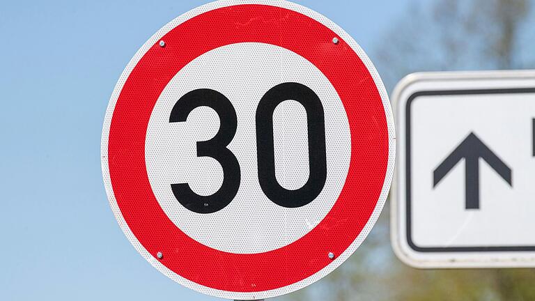 Eine Gesetzesnovelle soll es erleichtern, innerorts Tempo 30 einzuführen. Einige Bürgermeister im Landkreis Haßberge wollen die Chance nutzen – wünschen sich aber noch mehr Möglichkeiten. Eine Gesetzesnovelle soll es erleichtern, innerorts Tempo 30 einzuführen. Einige Bürgermeister im Landkreis Haßberge wollen die Chance nutzen – wünschen sich aber noch mehr Möglichkeiten.