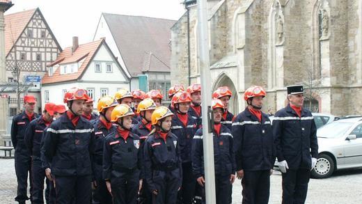 mm FFW Mamers 1       -  Newsstichwort: mm FFW Mamers 1 Newstext: Floriansjünger aus der Partnerstadt zu Gast Über Ostern war eine 46-köpfige Gruppe der Feuerwehr Mamers zu Besuch. Unter den Gästen aus der Partnerstadt waren vor allem zahlreiche Mitglieder der dortigen Jugendfeuerwehr, den 'Jeunes Sapeurs Pompiers'. Das Bild zeigt die Besucher gruppe mit Kommandant Alain Keravec (vorne rechts außen) beim Aufstellen zum offiziellen Empfang durch die Stadt im Alten Rathaus. FOTO MÖSSLEIN GEROLZHOFEN (mm)