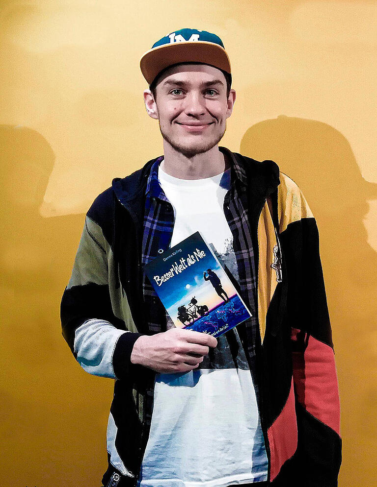 Dennis Kailing mit seinem Buch zum Film "Besser Welt als nie". Dennis Kailing mit seinem Buch zum Film "Besser Welt als nie".