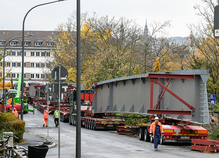 Bereits in der vergangenen Woche waren die drei Stahlträger angekommen und zwischengelagert worden. Jeder dieser Träger hat eine Länge von 43 Metern und ein Gewicht von rund 56 Tonnen.