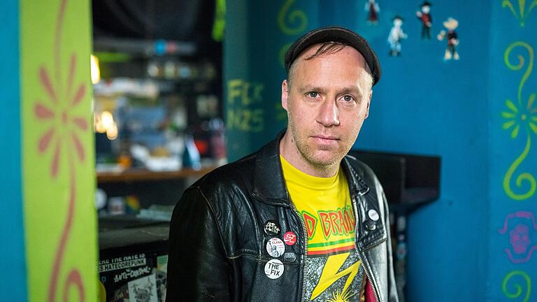 Eric Greulich sorgt unter anderem dafür, dass Künstlerinnen und Künstler im Backstage alles haben, was sie für eine Show benötigen. Eric Greulich sorgt unter anderem dafür, dass Künstlerinnen und Künstler im Backstage alles haben, was sie für eine Show benötigen.