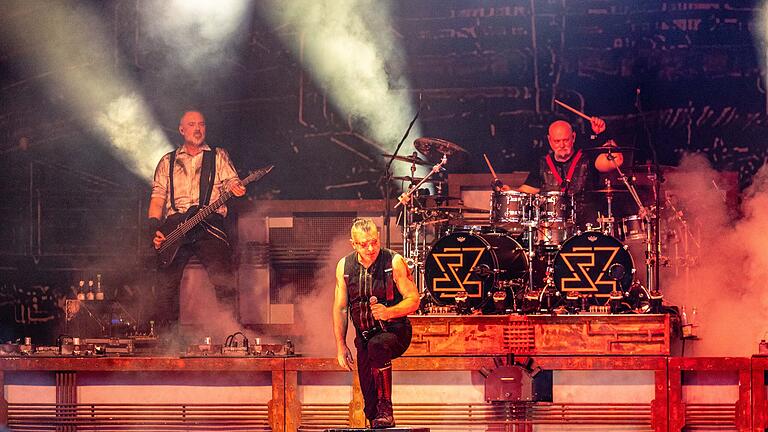 Die Nummer Eins der Rammstein Tribute Bands zum zweiten Mal auf Schloss Eyrichshof. Stahlzeit heizte den 4000 Fans mit viel Pyrotechnik und noch mehr Dezibel Lautstärke ordentlich ein.