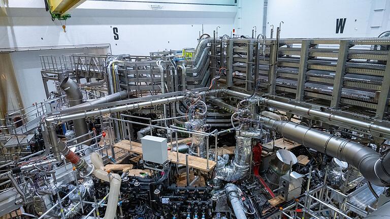 Kernfusionsexperiment 'Wendelstein 7-X' - Monatelang wurde das Kernfusionsexperiment „Wendelstein 7-X” gewartet und wieder hochgefahren bevor in Kürze eine neue Experimentierphase startet. Kernfusionsexperiment 'Wendelstein 7-X' - Monatelang wurde das Kernfusionsexperiment „Wendelstein 7-X” gewartet und wieder hochgefahren bevor in Kürze eine neue Experimentierphase startet.