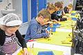 Schüler erfahren Wissenswertes zum Thema Strom       -  (ls)   Im März besuchten die beiden dritten Klassen der Grundschule Kolitzheim gemeinsam mit ihren Lehrerinnen im Rahmen des Heimat- und Sachunterrichtes die Wissenswerkstatt in Schweinfurt. Dort, in der Kugellagerstadt, nahmen sie an dem Kurs &bdquo;Elektronen unterwegs &ndash; Einfacher Stromkreis&ldquo; teil. Die Schüler erfuhren allerlei Wissenswertes zum Thema Strom &ndash; wie er erzeugt wird, wie viel &bdquo;Strom&ldquo; in einer Zitrone steckt, wie Elektronen durch die Leitung flitzen und was Strom alles bewirken kann. Der Bau eines eigenen batteriebetriebenen Ventilators mit Beleuchtung machte den Schülern aus Kolitzheim besonders viel Spaß. Dabei ermöglichte die bestens ausgestattete Werkstatt allen Kindern, selbstständig mit verschiedenen Werkzeugen umzugehen und zu erfahren, wie schwierig es sein kann, einen Stromkreis tatsächlich zu schließen.