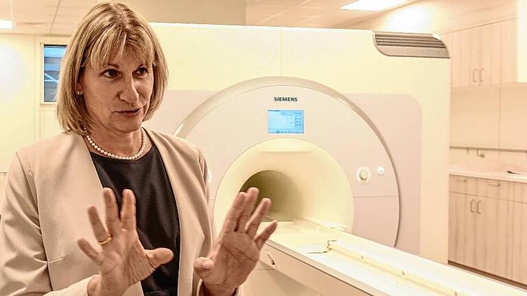 Achtung, ultrastarkes Magnetfeld: Professorin Laura Schreiber vor dem 7-Tesla-Magnetresonanztomographen im neuen Forschungsgebäude des DZHI. Der Einsatz für die Herzforschung ist einzigartig.