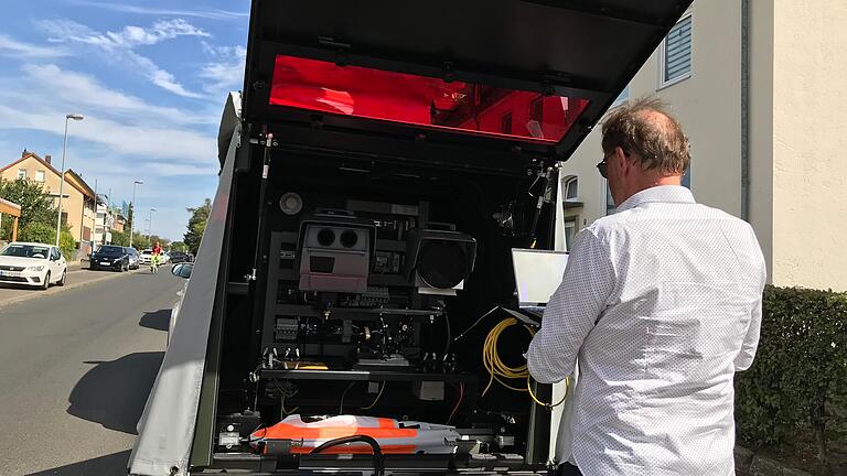 Die Stadt Kitzingen macht Front gegen das Zuschnellfahren. Raimund Steckermeier präsentiert bei einem Ortstermin in der Richthofenstraße einen Blitz-Anhänger, in dem jede Menge Technik steckt.