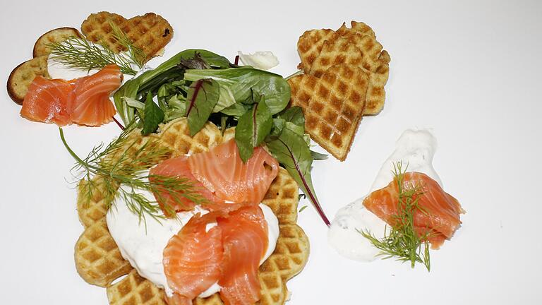 Wildkräuterwaffeln mit Meerrettichcreme und Graved Lachs       -  Wildkräuterwaffeln mit Meerrettichcreme und Graved Lachs