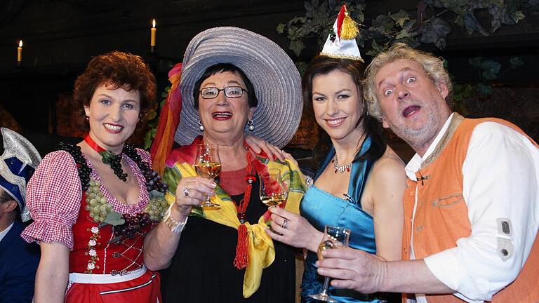 Die Anfänge der 'Närrischen Weinprobe' im Stückfasskeller der Residenz in Würzburg. Im Bild stoßen (von links) Gerlinde Heßler, Lore Hock, Nicole Then und Werner Hofmann an. Die Anfänge der 'Närrischen Weinprobe' im Stückfasskeller der Residenz in Würzburg. Im Bild stoßen (von links) Gerlinde Heßler, Lore Hock, Nicole Then und Werner Hofmann an.