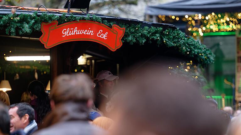 Weihnachtsmarkt in Essen-Steele öffnet       -  Ein Glühweinstand auf dem Kaiser-Otto-Platz in Essen.