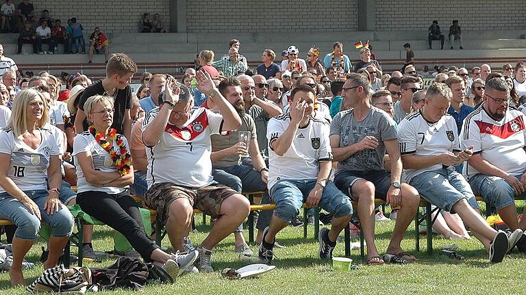 Nicht mehr mit ansehen konnten diese Fußballanhänger das Spiel der deutschen Nationalmannschaft gegen Südkorea, mit dem sich Deutschland von der WM verabschiedete. Nicht mehr mit ansehen konnten diese Fußballanhänger das Spiel der deutschen Nationalmannschaft gegen Südkorea, mit dem sich Deutschland von der WM verabschiedete.