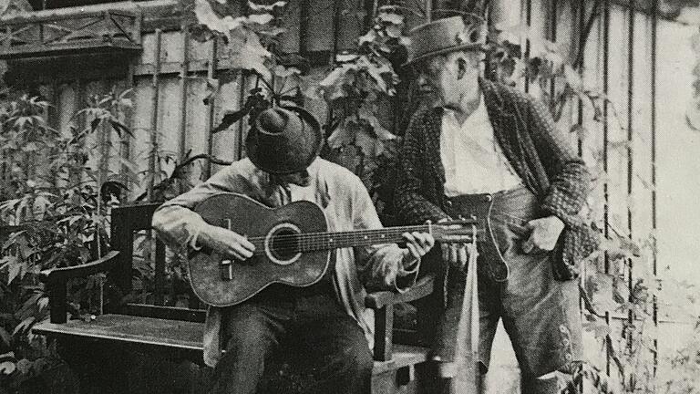 Dieses Foto zeigt die Brüder Rudolf (sitzend) und Heinz Schiestl vor ihrem Häuschen im Uhlschen Garten. Es stammt aus dem Buch 'Steinbachtal - 100 Jahre Geschichte 1890-1990' der Talgemeinde Steinbachtal, das im Würzburger Verlag Königshausen & Neumann GmbH erschienen ist. Dieses Foto zeigt die Brüder Rudolf (sitzend) und Heinz Schiestl vor ihrem Häuschen im Uhlschen Garten. Es stammt aus dem Buch 'Steinbachtal - 100 Jahre Geschichte 1890-1990' der Talgemeinde Steinbachtal, das im Würzburger Verlag Königshausen & Neumann GmbH erschienen ist. 