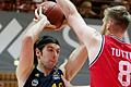 Krešimir Lončar (am Ball) im Jahre 2016 im Trikot von Alba Berlin in einem Spiel gegen die Würzburger Baskets, bei denen damals auch Seth Tuttle spielte.