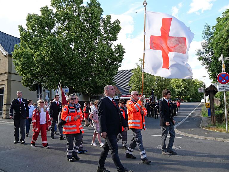 Beim Festzug zum 60-jährigen Jubiläum der BRK-Bereitschaft Bergtheim gingen Bereitschaftsleiter Markus Bauer und sein Stellvertreter Jannik Freibott (rechts) zusammen mit dem Fahnenträger Ewald Bauer voraus.