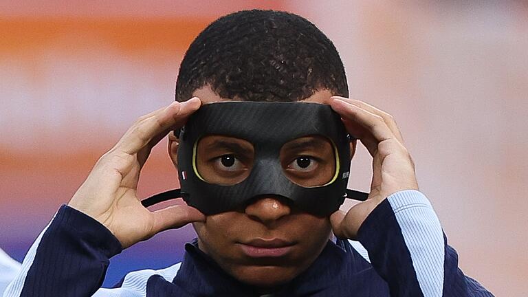 Kylian Mbappe - Hatte sich in der Partie gegen Österreich einen Nasenbeinbruch zugezogen: Frankreichs Kylian Mbappe. Kylian Mbappe - Hatte sich in der Partie gegen Österreich einen Nasenbeinbruch zugezogen: Frankreichs Kylian Mbappe.