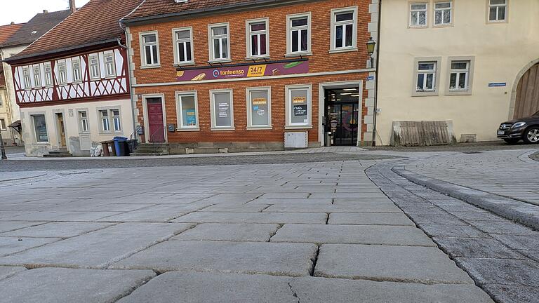 Kapellengasse Münnerstadt       -  Manche Steine in der Kapellengasse haben bereits einen Riss.