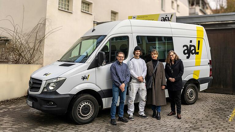 Matthias Denich, Geschäftsführer aja e.V.; Marcus Eich, Malermeister aja e.V.; Sabine Förster, Direktionsassistentin Stiftung Bürgerspital zum Hl. Geist; Sigrid Näck-Schoor, Leiterin Bereich Recht, Bau, Immobilien, Stiftung Bürgerspital zum Hl. Geist. Matthias Denich, Geschäftsführer aja e.V.; Marcus Eich, Malermeister aja e.V.; Sabine Förster, Direktionsassistentin Stiftung Bürgerspital zum Hl. Geist; Sigrid Näck-Schoor, Leiterin Bereich Recht, Bau, Immobilien, Stiftung Bürgerspital zum Hl. Geist.