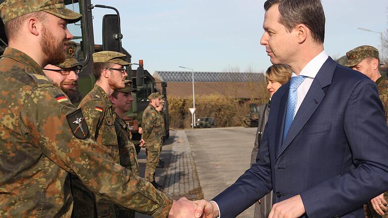 Der Staatssekretär im Bundesverteidigungsministerium, Thomas Silberhorn (vorne rechts), besuchte am Montag mit Bundestagsabgeordneter Anja Weisgerber (hinten Mitte) die Mainfranken-Kaserne in Volkach. Empfangen hat ihn dort der amtierende Kommandeur des Logistikbattaillons 467, Tobias Schuster (hinten rechts). Der Staatssekretär im Bundesverteidigungsministerium, Thomas Silberhorn (vorne rechts), besuchte am Montag mit Bundestagsabgeordneter Anja Weisgerber (hinten Mitte) die Mainfranken-Kaserne in Volkach. Empfangen hat ihn dort der amtierende Kommandeur des Logistikbattaillons 467, Tobias Schuster (hinten rechts).