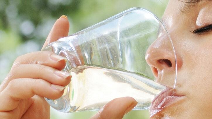 Ein hoher Kalkgehalt im Wasser stellt kein Risiko für die Gesundheit der Konsumenten dar, aber geschmacklich ist zu viel Kalk - zum Beispiel für verwöhnte Teetrinker - eine Katastrophe. Ein hoher Kalkgehalt im Wasser stellt kein Risiko für die Gesundheit der Konsumenten dar, aber geschmacklich ist zu viel Kalk - zum Beispiel für verwöhnte Teetrinker - eine Katastrophe.