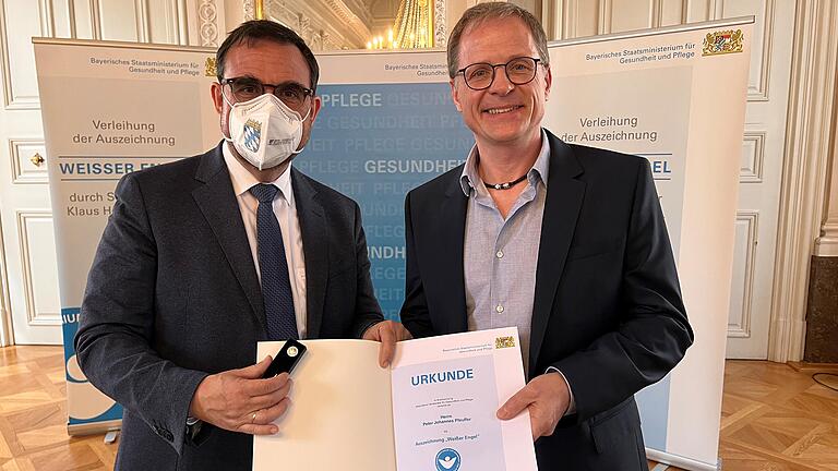Peter Pfeuffer hat für sein Engagement im Kinderhospiz Sternenzelt in Marktheidenfeld den 'Weißen Engel' vom bayerischen Gesundheitsminister Klaus Holetschek verliehen bekommen. Peter Pfeuffer hat für sein Engagement im Kinderhospiz Sternenzelt in Marktheidenfeld den 'Weißen Engel' vom bayerischen Gesundheitsminister Klaus Holetschek verliehen bekommen.