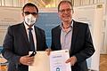 Peter Pfeuffer hat für sein Engagement im Kinderhospiz Sternenzelt in Marktheidenfeld den 'Weißen Engel' vom bayerischen Gesundheitsminister Klaus Holetschek verliehen bekommen.