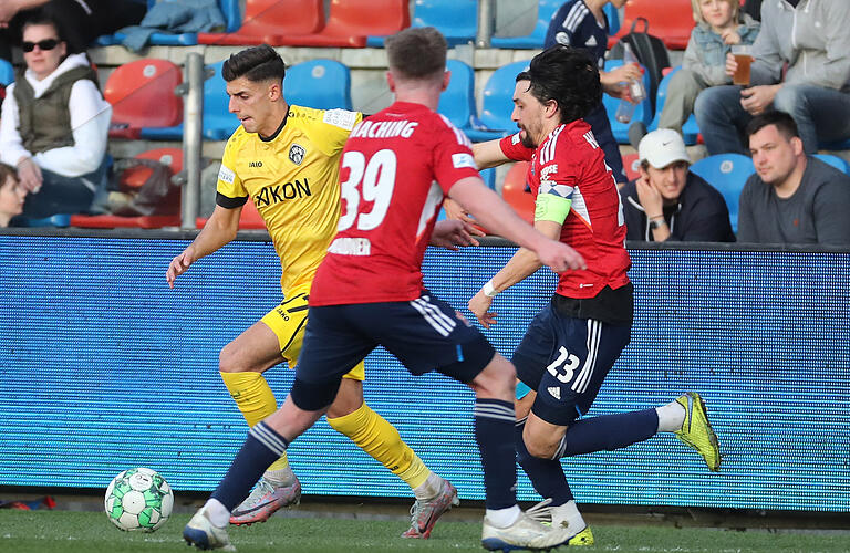 Auch Kickers-Mittelfeld-Akteur Ivan Franjic (hier gegen Dennis Waidner und Markus Schwabl) findet derzeit nicht seine alte Form. Auch Kickers-Mittelfeld-Akteur Ivan Franjic (hier gegen Dennis Waidner und Markus Schwabl) findet derzeit nicht seine alte Form.