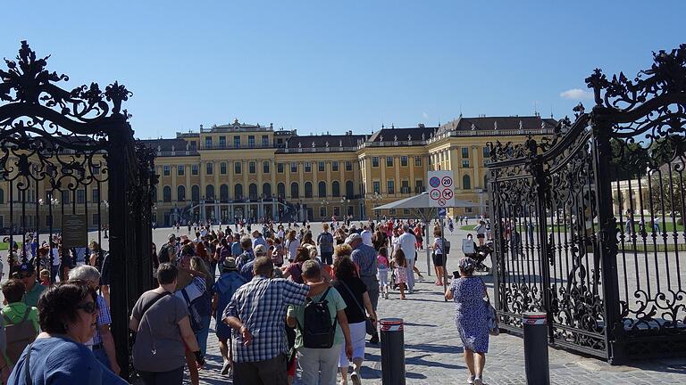 Die Reisegruppe aus Aub und Umgebung vor Schloss Schönbrunn.