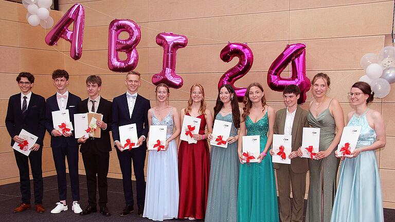 Diese elf jungen Damen und Herren wurden für ganz besonders gute Noten und für ihr Engagement mit Buchgutscheinen ausgezeichnet.       -  Diese elf jungen Damen und Herren wurden für ganz besonders gute Noten und für ihr Engagement mit Buchgutscheinen ausgezeichnet.