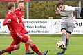 Lars Stussak (rechts) vom FC Sand kommt gegen die Altbessinger Abwehrspieler Peter Reitz (links) und Manuel Burkard zum Abschluss. Die Sander gewinnen ihr Bezirksliga-Heimspiel gegen die DJK.