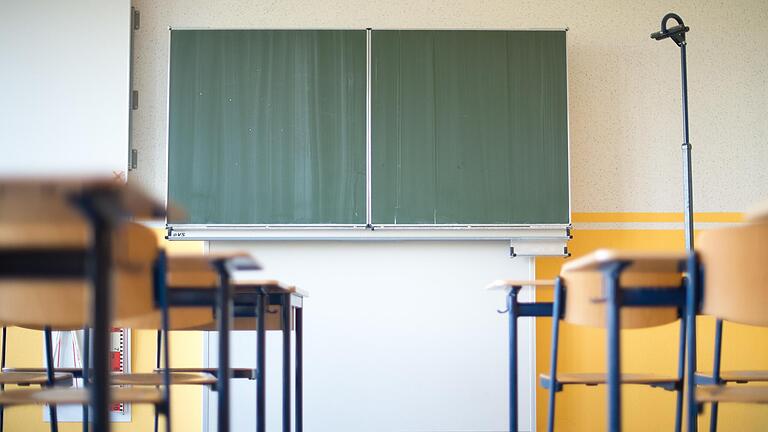 Leeres_Klassenzimmer.jpg       -  Die Unterrichtsversorgung an Bayerns Schulen, das betonen Verbände immer wieder, ist auf Kante genäht - nicht nur wie jetzt in der Grippesaison.