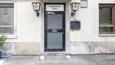 Seit Jahren zu: Wie in zahlreichen unterfränkischen Gemeinden gibt es in Theilheim schon lange kein Dorfwirtshaus mehr, der „Schwarze Adler“ ist seit langem geschlossen. Seit Jahren zu: Wie in zahlreichen unterfränkischen Gemeinden gibt es in Theilheim schon lange kein Dorfwirtshaus mehr, der „Schwarze Adler“ ist seit langem geschlossen.